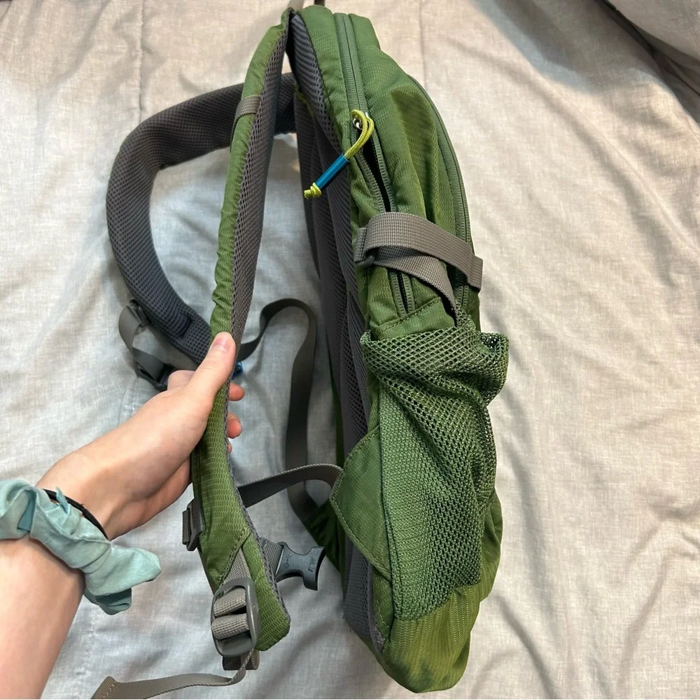 Camelbak Cloud Walker 18 Hydration Green Backpack Hiking Outdoor Gorpcore